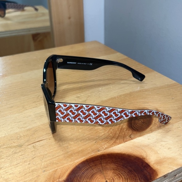 burberry sunglasses with B logo design - Picture 2 of 4